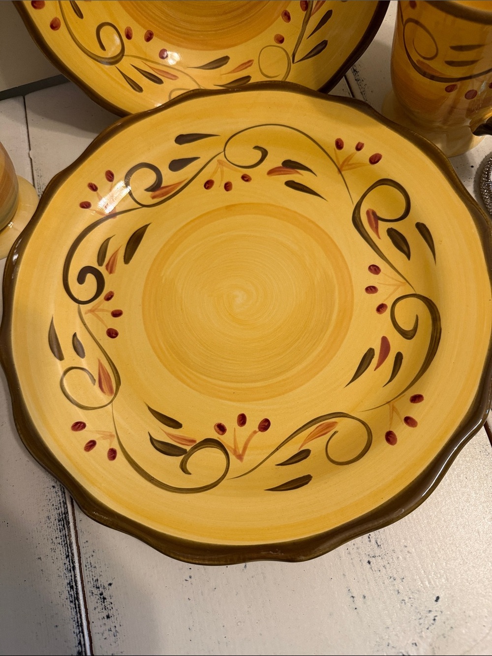 Home Trends 11 1/8” dinner plate in discontinued Italian Villa pattern.